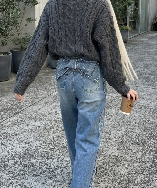 Rejoule(リジュール)の「バッグリボン ラインストーンデニムパンツ(デニムパンツ・レディース・ライトブルー・M/S)」の2枚目の写真