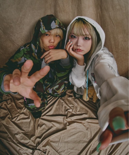 GALFY(ガルフィー)の「GALFY/ガルフィー/別注 地雷ギャル ZIPパーカー(パーカー・レディース・ブラック/カモフラージュ/ホワイト・1/2)」の8枚目の写真