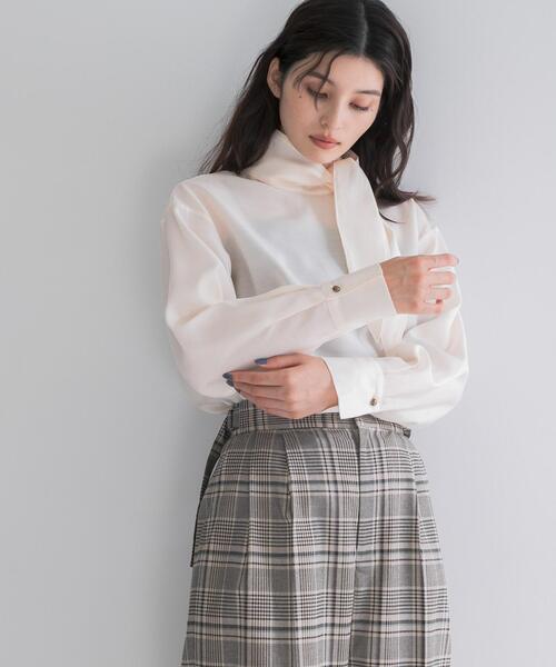 URBAN RESEARCH ROSSO WOMEN(アーバンリサーチ ロッソ)の「タイデザインセミシアーブラウス(シャツ/ブラウス・レディース・ライトブルー/チャコールグレー/オフホワイト・FREE)」の2枚目の写真