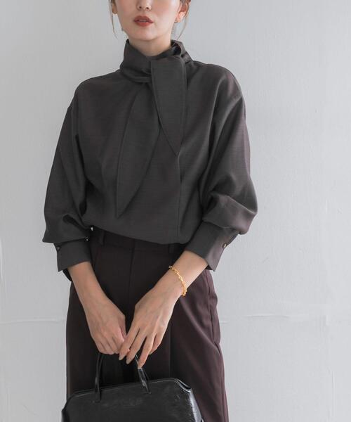 URBAN RESEARCH ROSSO WOMEN(アーバンリサーチ ロッソ)の「タイデザインセミシアーブラウス(シャツ/ブラウス・レディース・ライトブルー/チャコールグレー/オフホワイト・FREE)」の3枚目の写真
