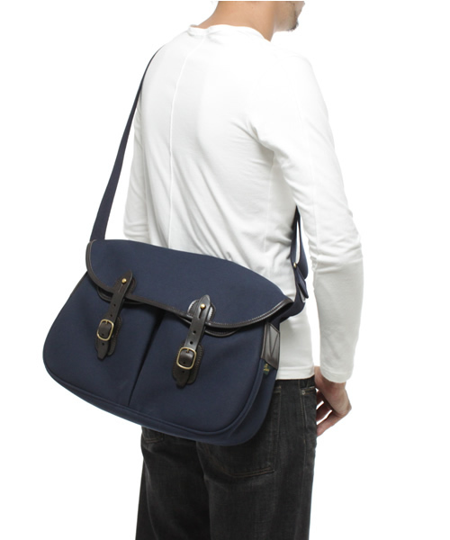 BEAMS(ビームス)の「BRADY / “ARIEL TROUT”(ショルダーバッグ・メンズ・ブラック/カーキ/オリーブ/ネイビー・ONE SIZE)」の7枚目の写真