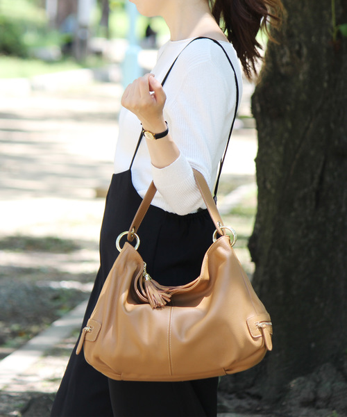 VitaFelice（ヴィータフェリーチェ）の「本革ワンハンドルバッグ（ショルダーバッグ・レディース・キャメル/グレー/ブラウン系その他/ネイビー/ブラウン/ブラック/レッド/アイボリー/ベージュ系その他/アッシュグレー/ワイン/プラム/ボルドー・FREE）」の10枚目の写真