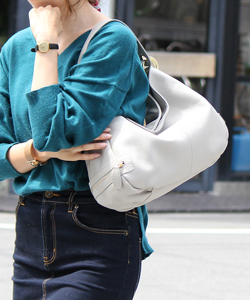 VitaFelice（ヴィータフェリーチェ）の「本革ワンハンドルバッグ（ショルダーバッグ・レディース・キャメル/グレー/ブラウン系その他/ネイビー/ブラウン/ブラック/レッド/アイボリー/ベージュ系その他/アッシュグレー/ワイン/プラム/ボルドー・FREE）」の5枚目の写真