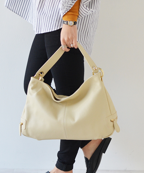 VitaFelice（ヴィータフェリーチェ）の「本革ワンハンドルバッグ（ショルダーバッグ・レディース・キャメル/グレー/ブラウン系その他/ネイビー/ブラウン/ブラック/レッド/アイボリー/ベージュ系その他/アッシュグレー/ワイン/プラム/ボルドー・FREE）」の2枚目の写真