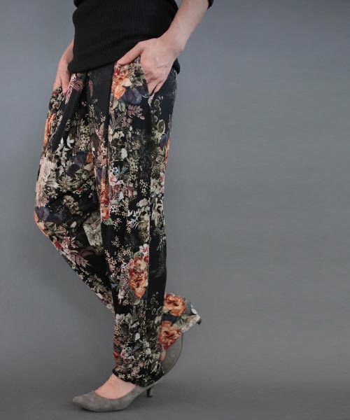 antiqua（アンティカ）の「花柄テーパードタックパンツ（その他パンツ・レディース・カーキ/ブラック・FREE）」の3枚目の写真