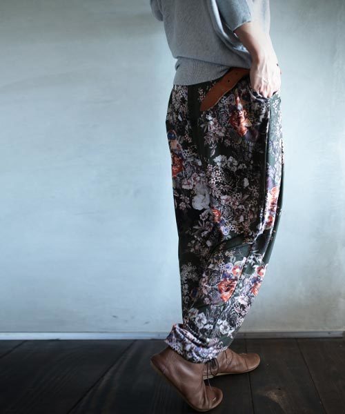 antiqua（アンティカ）の「花柄テーパードタックパンツ（その他パンツ・レディース・カーキ/ブラック・FREE）」の6枚目の写真