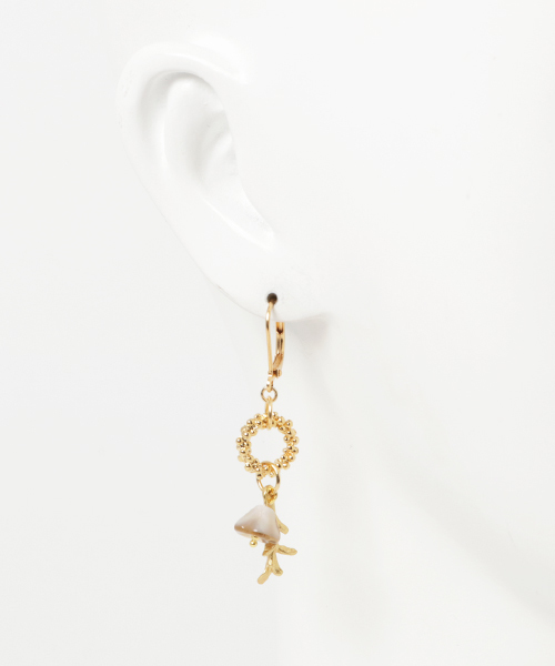 TONE SELECT GOODS(トーンセレクトグッズ)の「【nocca】wreath flower pierce(ピアス(両耳用)・レディース・ホワイト/ブラウン/クリア・FREE)」の5枚目の写真