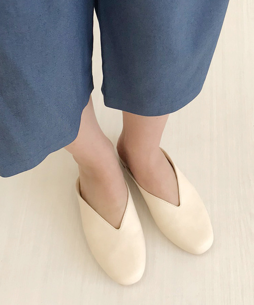 RiiiKa（リーカ）の「スクエアトゥ　Ｖカットミュール【RiiiKa/リーカ】（サンダル・レディース・ベージュ/ブラック/キャメル/ブラウン系その他/ライトブラウン/アイボリー/パイソン/ホワイト系その他/ブラック系その他/イエロー・M/L/LL/S）」の8枚目の写真