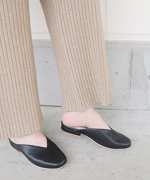 RiiiKa（リーカ）の「スクエアトゥ　Ｖカットミュール【RiiiKa/リーカ】（サンダル・レディース・ベージュ/ブラック/キャメル/ブラウン系その他/ライトブラウン/アイボリー/パイソン/ホワイト系その他/ブラック系その他/イエロー・M/L/LL/S）」の4枚目の写真