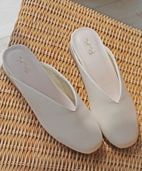 RiiiKa（リーカ）の「スクエアトゥ　Ｖカットミュール【RiiiKa/リーカ】（サンダル・レディース・ベージュ/ブラック/キャメル/ブラウン系その他/ライトブラウン/アイボリー/パイソン/ホワイト系その他/ブラック系その他/イエロー・M/L/LL/S）」の3枚目の写真