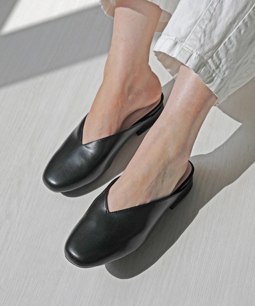 RiiiKa（リーカ）の「スクエアトゥ　Ｖカットミュール【RiiiKa/リーカ】（サンダル・レディース・ベージュ/ブラック/キャメル/ブラウン系その他/ライトブラウン/アイボリー/パイソン/ホワイト系その他/ブラック系その他/イエロー・M/L/LL/S）」の5枚目の写真