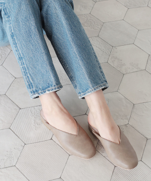 RiiiKa（リーカ）の「スクエアトゥ　Ｖカットミュール【RiiiKa/リーカ】（サンダル・レディース・ベージュ/ブラック/キャメル/ブラウン系その他/ライトブラウン/アイボリー/パイソン/ホワイト系その他/ブラック系その他/イエロー・M/L/LL/S）」の7枚目の写真