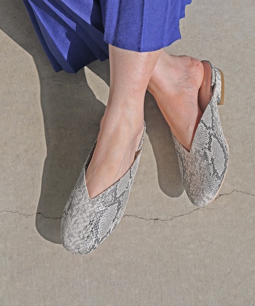 RiiiKa（リーカ）の「スクエアトゥ　Ｖカットミュール【RiiiKa/リーカ】（サンダル・レディース・ベージュ/ブラック/キャメル/ブラウン系その他/ライトブラウン/アイボリー/パイソン/ホワイト系その他/ブラック系その他/イエロー・M/L/LL/S）」の10枚目の写真