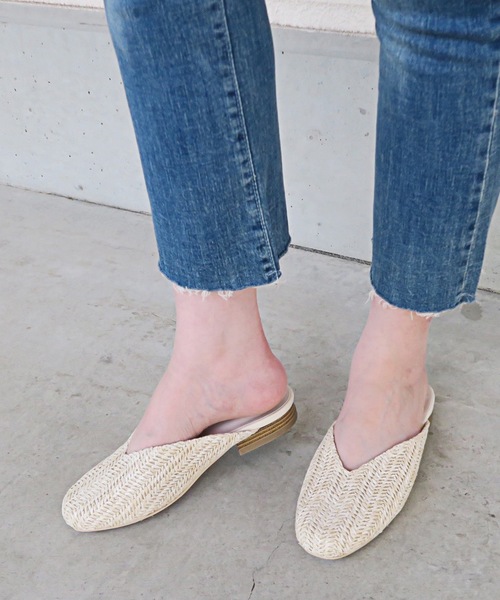 RiiiKa（リーカ）の「スクエアトゥ　Ｖカットミュール【RiiiKa/リーカ】（サンダル・レディース・ベージュ/ブラック/キャメル/ブラウン系その他/ライトブラウン/アイボリー/パイソン/ホワイト系その他/ブラック系その他/イエロー・M/L/LL/S）」の2枚目の写真