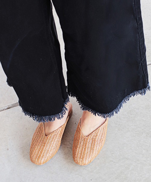 RiiiKa（リーカ）の「スクエアトゥ　Ｖカットミュール【RiiiKa/リーカ】（サンダル・レディース・ベージュ/ブラック/キャメル/ブラウン系その他/ライトブラウン/アイボリー/パイソン/ホワイト系その他/ブラック系その他/イエロー・M/L/LL/S）」の6枚目の写真