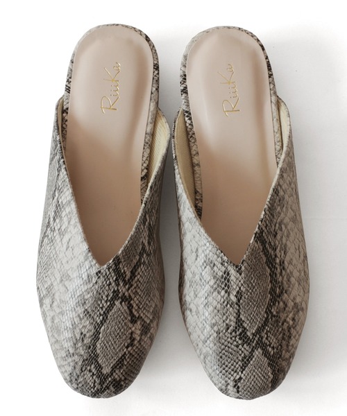 RiiiKa（リーカ）の「スクエアトゥ　Ｖカットミュール【RiiiKa/リーカ】（サンダル・レディース・ベージュ/ブラック/キャメル/ブラウン系その他/ライトブラウン/アイボリー/パイソン/ホワイト系その他/ブラック系その他/イエロー・M/L/LL/S）」の18枚目の写真