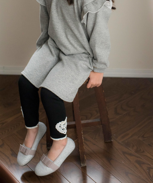 Catherine Cottage（キャサリンコテージ）の「レースモチーフ 裏起毛レギンス（レギンス/スパッツ・キッズ・ブルー系その他2/グレー系その他4/ブラック/グレー系その他3/パープル系その他2/チャコールグレー/ホワイト系その他2/グレー系その他7/ネイビー/ブルー系その他/ブルー系その他7/ブラック系その他2/ライラック/グレー/グレー系その他2/ピンク系その他2/パープル系その他6/パープル系その他/ピンク系その他/ホワイト/ブルー系その他5/ブルー系その他6/グレー系その他5/グレー系その他6/ブラック系その他3/ピンク系その他3/パープル系その他3/パープル系その他7/ブルー系その他3/レッド系その他3/レッド系その他2/ブルー系その他4・100/120/140/110/130/90/150）」の5枚目の写真