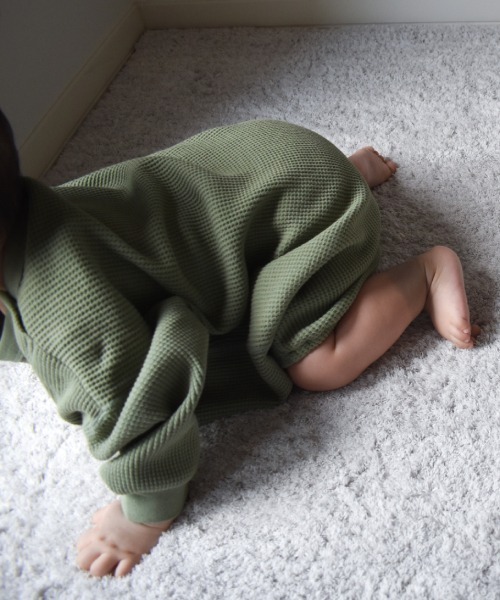 MAKE YOUR DAY（メイクユアデイ）の「ワッフルポケットロンパース■70.80cm（ロンパース・キッズ・チャコールグレー/パープル/ブラウン/グリーン/アイボリー・80/70）」の18枚目の写真