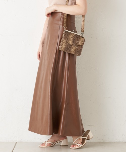 Chico（チコ）の「レザーロングフレアスカート（スカート・レディース・ブラック/ブラウン/ライトベージュ・FREE）」の2枚目の写真