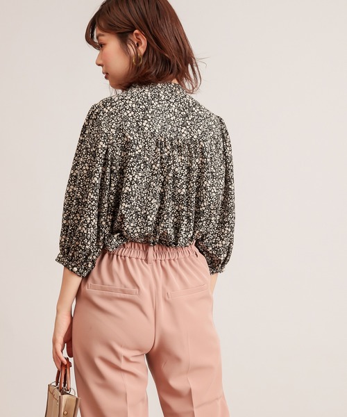 natural couture（ナチュラルクチュール）の「【WEB限定カラー有り】パール釦とろみサテン7分袖ブラウス（シャツ/ブラウス・レディース・アイボリー/ブラウン/ブルー/サーモンピンク/その他1/その他2・FREE）」の6枚目の写真