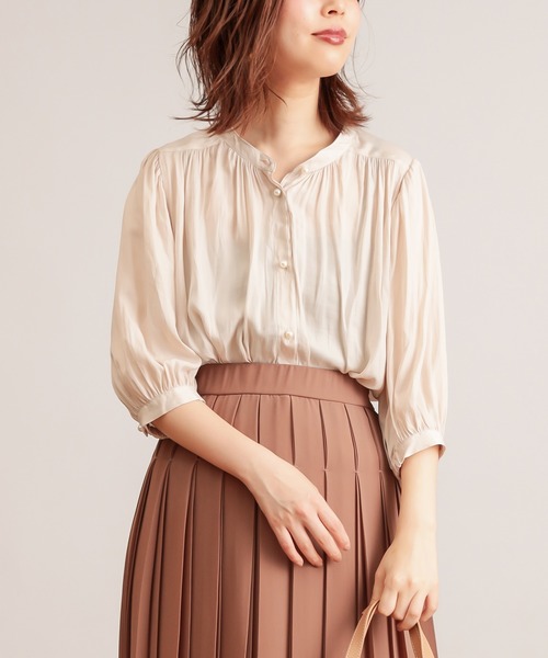 natural couture（ナチュラルクチュール）の「【WEB限定カラー有り】パール釦とろみサテン7分袖ブラウス（シャツ/ブラウス・レディース・アイボリー/ブラウン/ブルー/サーモンピンク/その他1/その他2・FREE）」の2枚目の写真