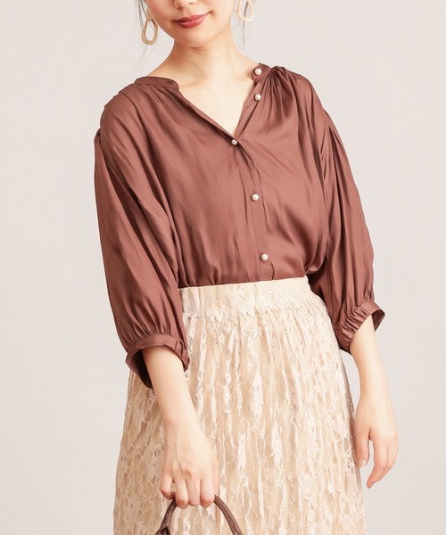 natural couture（ナチュラルクチュール）の「【WEB限定カラー有り】パール釦とろみサテン7分袖ブラウス（シャツ/ブラウス・レディース・アイボリー/ブラウン/ブルー/サーモンピンク/その他1/その他2・FREE）」の12枚目の写真