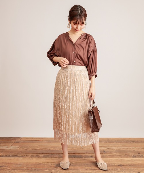 natural couture（ナチュラルクチュール）の「【WEB限定カラー有り】パール釦とろみサテン7分袖ブラウス（シャツ/ブラウス・レディース・アイボリー/ブラウン/ブルー/サーモンピンク/その他1/その他2・FREE）」の10枚目の写真