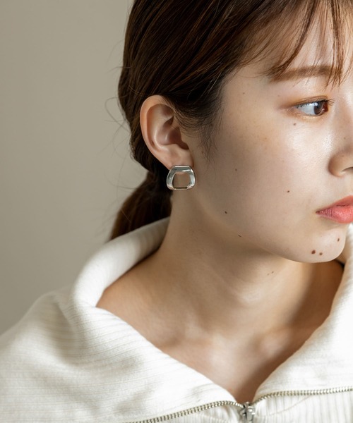 SMELLY（スメリー）の「メタルフレームピアス（ピアス（両耳用）・レディース・シルバー・-）」の4枚目の写真