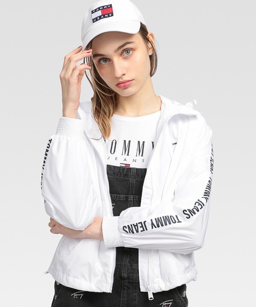 tommy jeans(トミー ジーンズ)の「ロゴテープウィンドーブレーカー(ブルゾン・レディース・ホワイト/ピンク/ブルー・SMALL/MEDIUM/X-SMALL/LARGE)」の1枚目の写真
