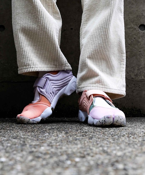 NIKE(ナイキ)の「NIKE WMNS AIR RIFT / ナイキ ウィメンズ エア リフト 【SP】(スニーカー・レディース・ピンク・23.0cm/22.0cm/25.0cm/26.0cm/24.0cm)」の2枚目の写真