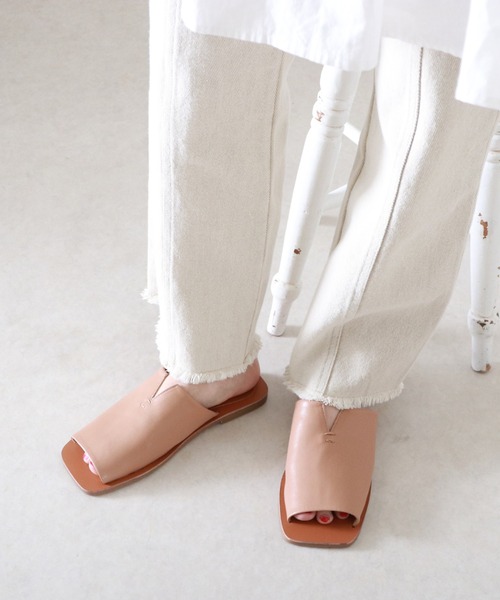 Cheek(チーク)の「【オンライン限定】スクエアフラットサンダル(サンダル・レディース・アイボリー/ベージュ・SMALL/MEDIUM/LARGE)」の1枚目の写真