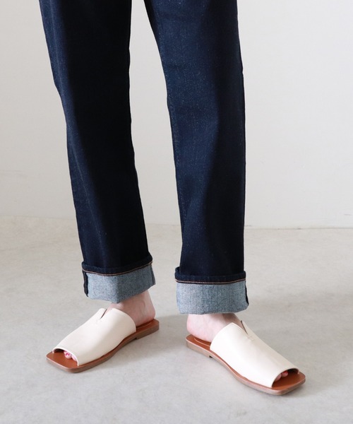 Cheek(チーク)の「【オンライン限定】スクエアフラットサンダル(サンダル・レディース・アイボリー/ベージュ・SMALL/MEDIUM/LARGE)」の2枚目の写真