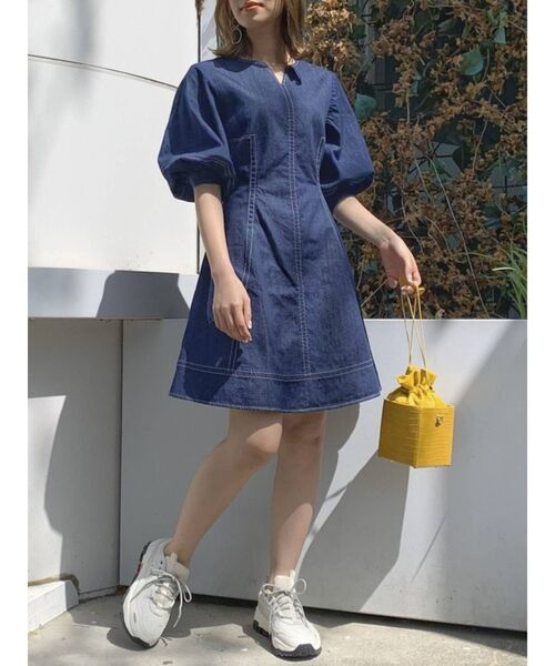 dazzlin(ダズリン)の「スリットネックデニムステッチワンピース(ワンピース・レディース・オフホワイト/インディゴブルー/ベージュ・SMALL/MEDIUM)」の17枚目の写真