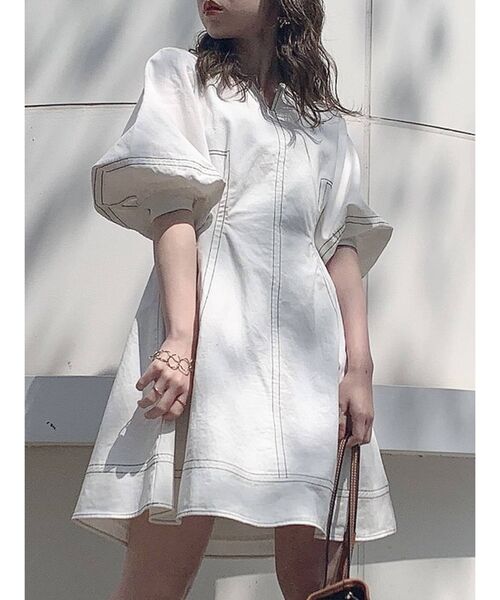 dazzlin(ダズリン)の「スリットネックデニムステッチワンピース(ワンピース・レディース・オフホワイト/インディゴブルー/ベージュ・SMALL/MEDIUM)」の15枚目の写真