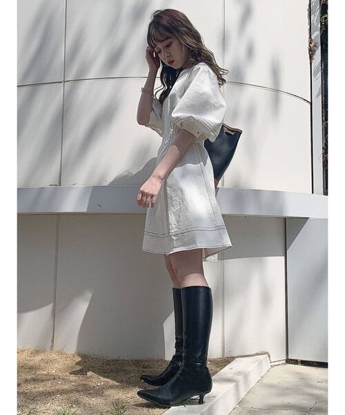 dazzlin(ダズリン)の「スリットネックデニムステッチワンピース(ワンピース・レディース・オフホワイト/インディゴブルー/ベージュ・SMALL/MEDIUM)」の9枚目の写真