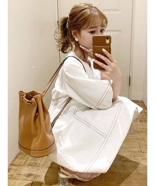 dazzlin(ダズリン)の「スリットネックデニムステッチワンピース(ワンピース・レディース・オフホワイト/インディゴブルー/ベージュ・SMALL/MEDIUM)」の7枚目の写真