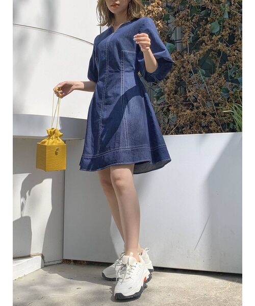 dazzlin(ダズリン)の「スリットネックデニムステッチワンピース(ワンピース・レディース・オフホワイト/インディゴブルー/ベージュ・SMALL/MEDIUM)」の16枚目の写真