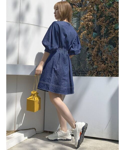 dazzlin(ダズリン)の「スリットネックデニムステッチワンピース(ワンピース・レディース・オフホワイト/インディゴブルー/ベージュ・SMALL/MEDIUM)」の14枚目の写真