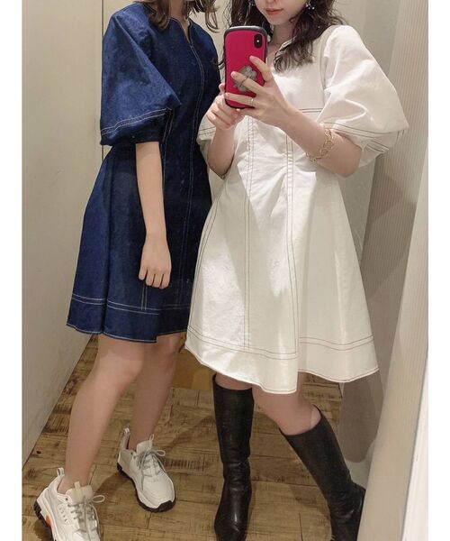 dazzlin(ダズリン)の「スリットネックデニムステッチワンピース(ワンピース・レディース・オフホワイト/インディゴブルー/ベージュ・SMALL/MEDIUM)」の22枚目の写真