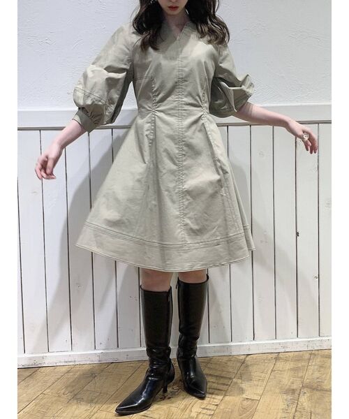 dazzlin(ダズリン)の「スリットネックデニムステッチワンピース(ワンピース・レディース・オフホワイト/インディゴブルー/ベージュ・SMALL/MEDIUM)」の19枚目の写真