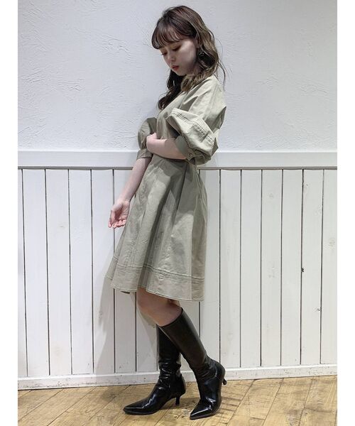 dazzlin(ダズリン)の「スリットネックデニムステッチワンピース(ワンピース・レディース・オフホワイト/インディゴブルー/ベージュ・SMALL/MEDIUM)」の10枚目の写真