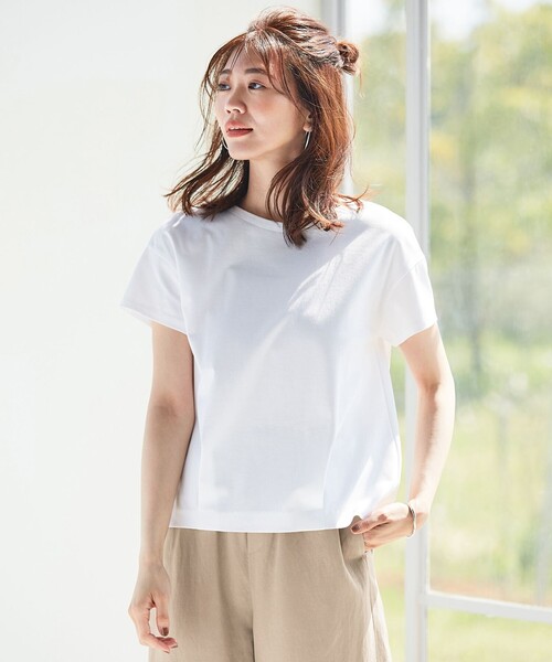 J.PRESS（ジェイプレス）の「【UVケア・消臭効果・接触冷感】コンパクトコットンスムース タック カットソー（Tシャツ/カットソー・レディース・ホワイト系/グレー系/ダークブラウン系/ベージュ系/ピンク系/スモーキーグリーン系・LARGE/MEDIUM）」の2枚目の写真