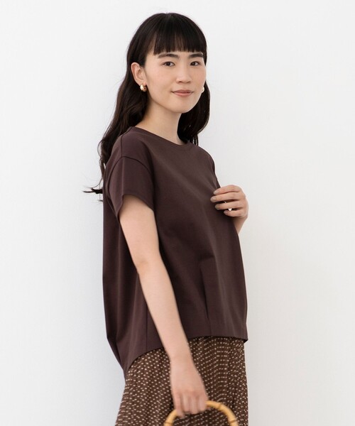 J.PRESS（ジェイプレス）の「【UVケア・消臭効果・接触冷感】コンパクトコットンスムース タック カットソー（Tシャツ/カットソー・レディース・ホワイト系/グレー系/ダークブラウン系/ベージュ系/ピンク系/スモーキーグリーン系・LARGE/MEDIUM）」の4枚目の写真