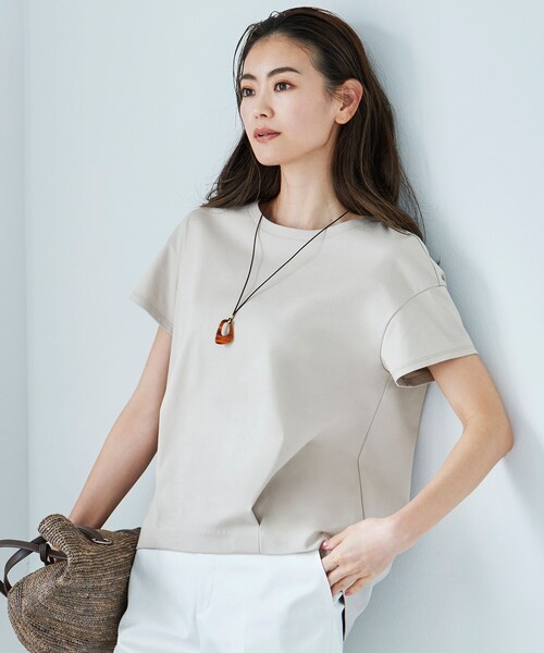 J.PRESS（ジェイプレス）の「【UVケア・消臭効果・接触冷感】コンパクトコットンスムース タック カットソー（Tシャツ/カットソー・レディース・ホワイト系/グレー系/ダークブラウン系/ベージュ系/ピンク系/スモーキーグリーン系・LARGE/MEDIUM）」の5枚目の写真