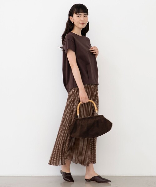 J.PRESS（ジェイプレス）の「【UVケア・消臭効果・接触冷感】コンパクトコットンスムース タック カットソー（Tシャツ/カットソー・レディース・ホワイト系/グレー系/ダークブラウン系/ベージュ系/ピンク系/スモーキーグリーン系・LARGE/MEDIUM）」の8枚目の写真
