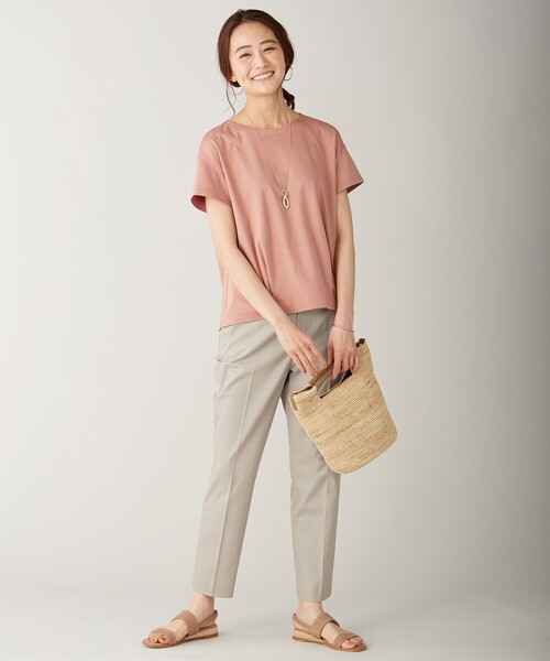 J.PRESS（ジェイプレス）の「【UVケア・消臭効果・接触冷感】コンパクトコットンスムース タック カットソー（Tシャツ/カットソー・レディース・ホワイト系/グレー系/ダークブラウン系/ベージュ系/ピンク系/スモーキーグリーン系・LARGE/MEDIUM）」の16枚目の写真