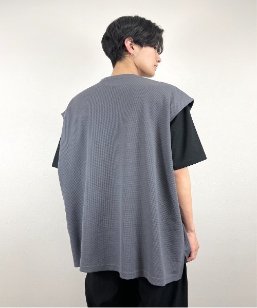 XU(エックスユー)の「【XU/エックスユー】waffle sleeveless tee/ワッフル スリーブレス Tシャツ(その他トップス・メンズ・チャコールグレー/ブラック・ONE SIZE)」の5枚目の写真