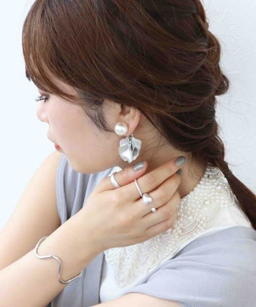 Three Four Time（ｽﾘｰﾌｫｰﾀｲﾑ）の「マット花びらパールピアス【結婚式/パーティ/フォーマル/デイリー】（ピアス（両耳用）・レディース・シルバー/ゴールド・FREE）」の3枚目の写真