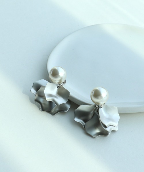 Three Four Time（ｽﾘｰﾌｫｰﾀｲﾑ）の「マット花びらパールピアス【結婚式/パーティ/フォーマル/デイリー】（ピアス（両耳用）・レディース・シルバー/ゴールド・FREE）」の6枚目の写真