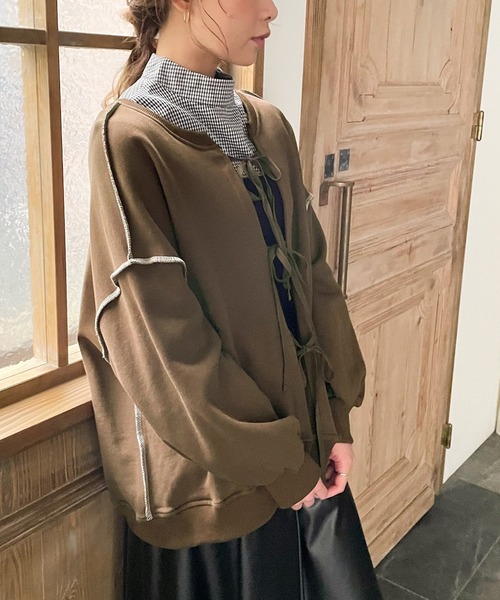 JUNOAH（ジュノア）の「前後2WAYリボンスウェットトップス（スウェット・レディース・ブラック/ベージュ/ブラウン/グレー/ブルー/ホワイト系その他/ピンク系その他/テラコッタ・FREE）」の4枚目の写真